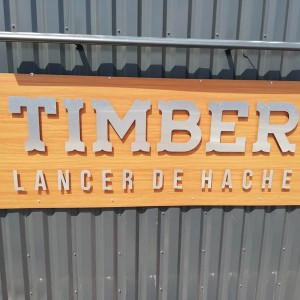 alu-effet-bois-lettres-decoupees-alu-brosse-et-rampe-lumineuse.jpg