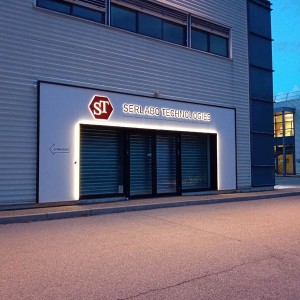 enseigne-vitrine-siege-social-Serlabo.jpg