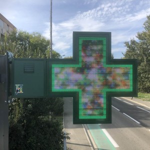 fixation-croix-de-pharmacie-sur-totem.jpg