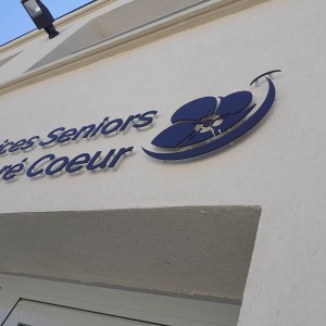 lettres-decoupees-alu-laque-fixation-entretoises.jpg