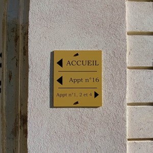 plaque-directionnelle-laque-et-adhesif-decoupe-a-la-forme.jpg