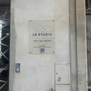 plaque-pro-le-studio--enseigne-signaletique-avignon-on-vous-voit-de-loin.jpg